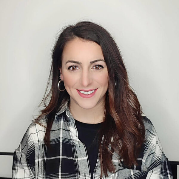Tammara especialista en microblading en Barbarroja Tattoo