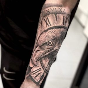 tatuaje realista en Zaragoza aguila reloj