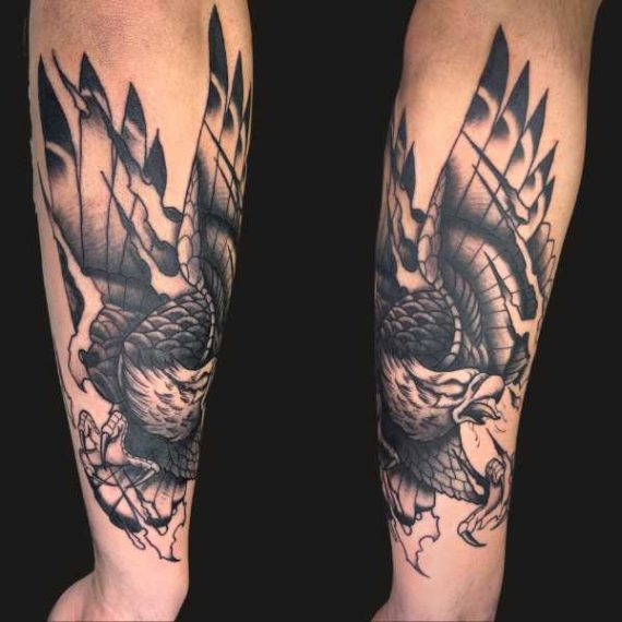 Tatuaje Neotradicional tatuaje neotradicional en Zaragoza águila barbarroja tattoo