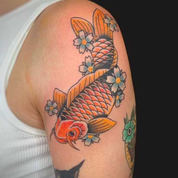 Tatuaje Neotradicional tatuaje neotradicional en Zaragoza animales carpa con flores barbarroja tattoo