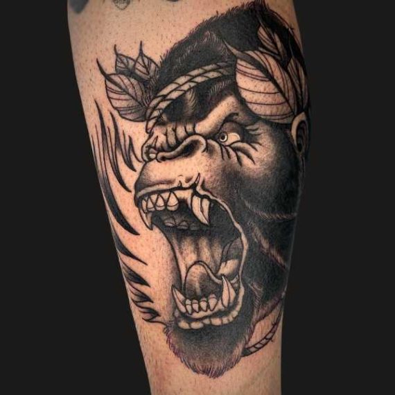 Tatuaje Neotradicional tatuaje neotradicional en Zaragoza animales gorila barbarroja tattoo