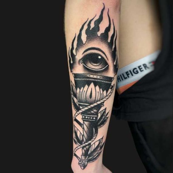 Tatuaje Neotradicional tatuaje neotradicional en Zaragoza antorcha barbarroja tattoo