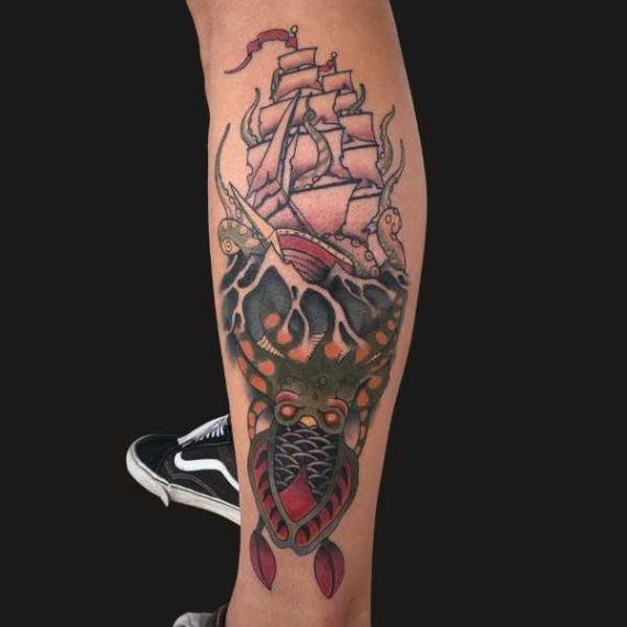Tatuaje Neotradicional tatuaje neotradicional en Zaragoza barco y pulpo barbarroja tattoo
