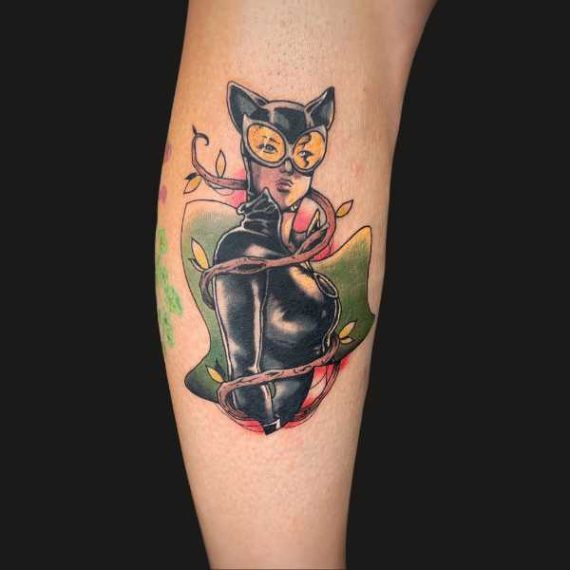 Tatuaje Neotradicional tatuaje neotradicional en Zaragoza catwoman barbarroja tattoo