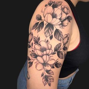 tatuaje neotradicional en Zaragoza flores blanco y negro barbarroja tattoo.jpg