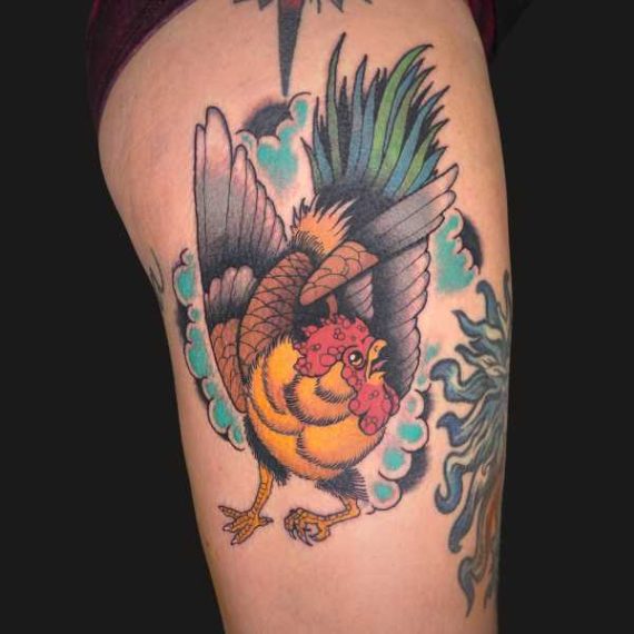 Tatuaje Neotradicional tatuaje neotradicional en Zaragoza gallina barbarroja tattoo