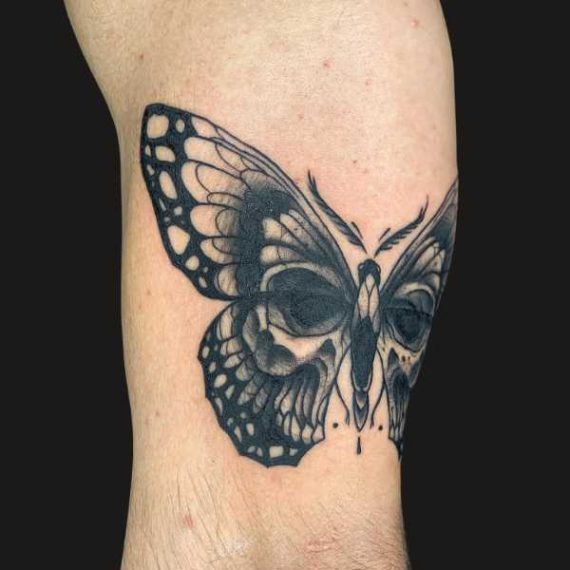 tatuaje neotradicional en Zaragoza mariposa 3 barbarroja tattoo