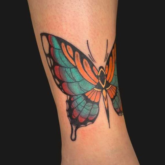 Tatuaje Neotradicional tatuaje neotradicional en Zaragoza mariposa barbarroja tattoo
