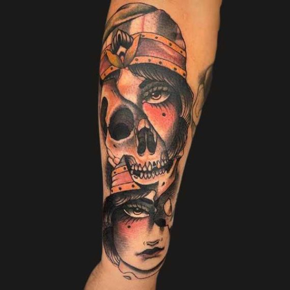 tatuaje neotradicional en Zaragoza mujer calavera Barbarroja Tattoo