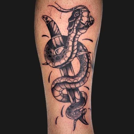 Tatuaje Neotradicional tatuaje neotradicional en Zaragoza serpiente barbarroja tattoo