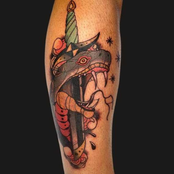 Tatuaje Neotradicional tatuaje neotradicional en Zaragoza serpiente y daga barbarroja tattoo