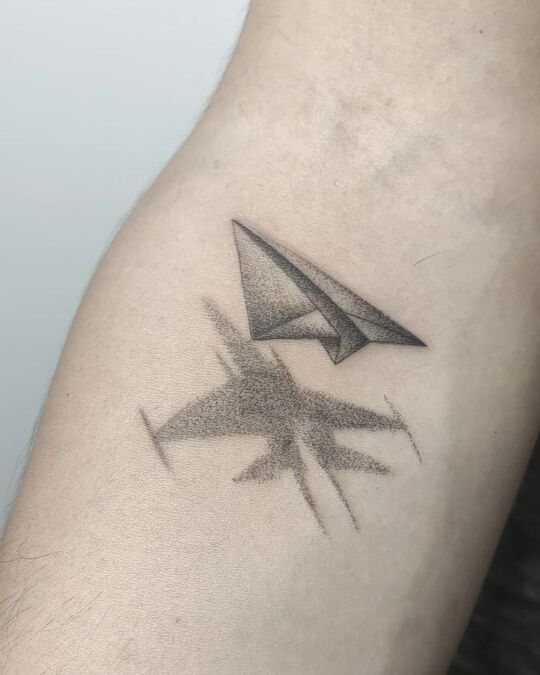 Tatuajes minimalistas en Zaragoza Tatuaje minimalista avion Barbarroja Tattoo