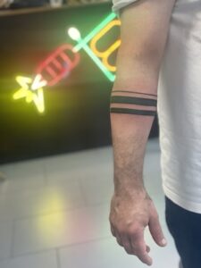 Tatuajes minimalistas en Zaragoza Tatuaje minimalista brazalete líneas zaragoza barbarroja tattoo