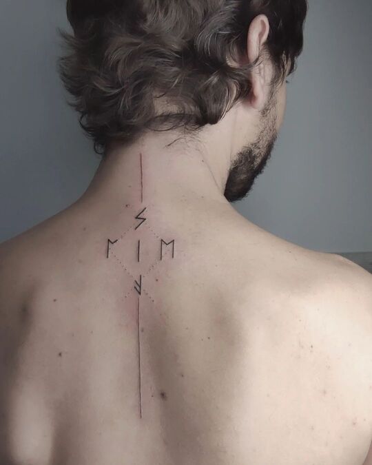 Tatuajes minimalistas en Zaragoza Tatuaje minimalista de líneas espalda Barbarroja Tattoo