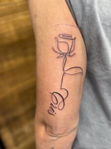Tatuajes minimalistas en Zaragoza Tatuaje minimalista flor zaragoza barbarroja tattoo