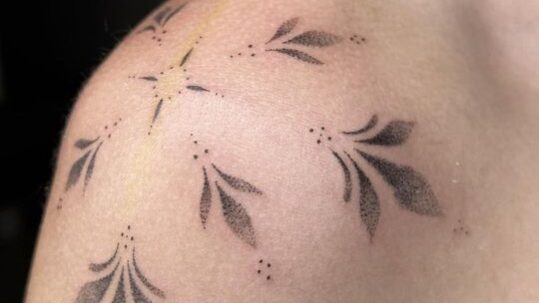 Tatuajes minimalistas en Zaragoza Tatuaje minimalista hombro Barbarroja Tattoo