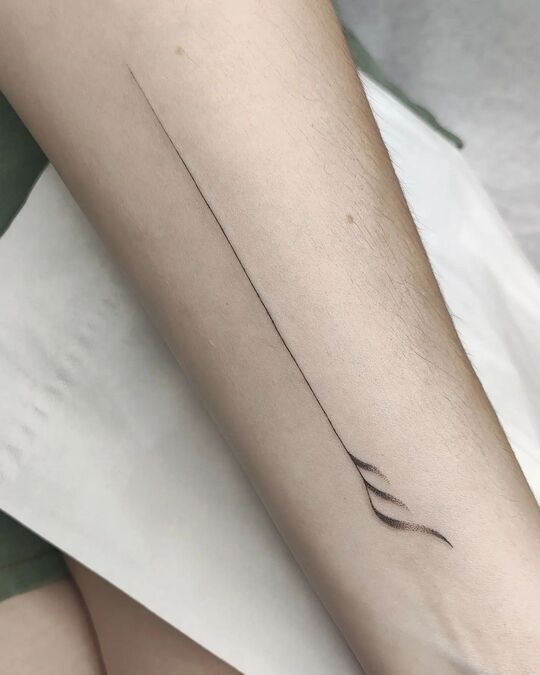 Tatuajes minimalistas en Zaragoza Tatuaje minimalista linea Barbarroja Tattoo