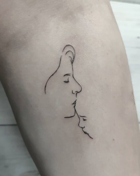 Tatuajes minimalistas en Zaragoza Tatuaje minimalista madre e hija Barbarroja Tattoo