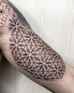 Tatuaje minimalista mandala Barbarroja Tattoo