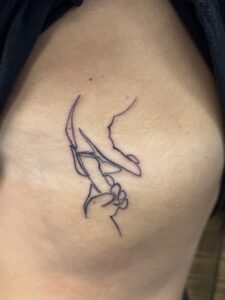 Tatuajes minimalistas en Zaragoza Tatuaje minimalista manos zaragoza barbarroja tattoo