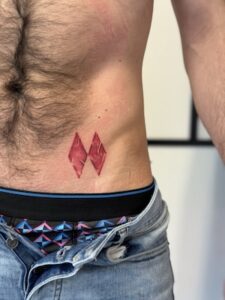 Tatuajes minimalistas en Zaragoza Tatuaje minimalista rombos zaragoza barbarroja tattoo