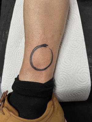 Tatuajes minimalistas en Zaragoza Tatuaje minimalista serpiente círculo zaragoza barbarroja tattoo