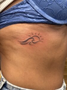 Tatuajes minimalistas en Zaragoza Tatuaje minimalista sol y ola zaragoza barbarroja tattoo