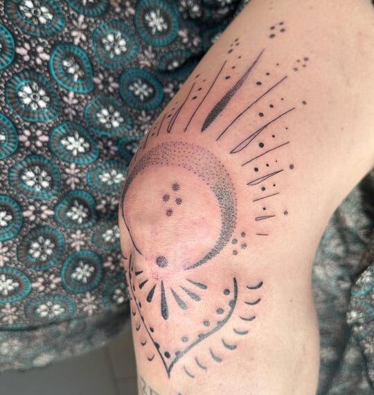 Tatuaje ornamental rodilla Barbarroja Tattoo