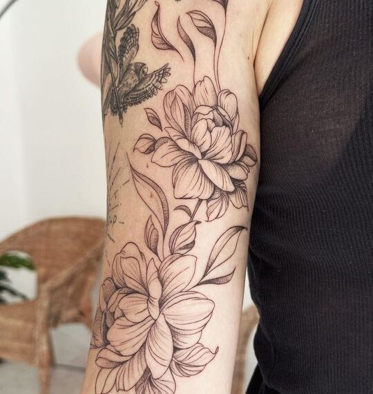 tatuaje ornamental brazo flores en Zaragoza