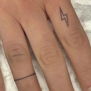 tatuajes pequeños en zaragoza dedos rayo