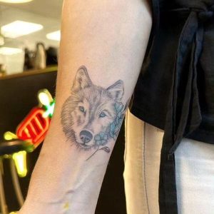 tatuajes pequeños en zaragoza lobo con flores