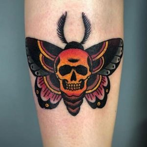 tatuaje polilla con calavera