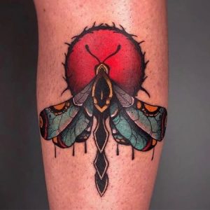 tatuaje polilla neotradicional estudio de tatuajes en zaragoza barbarroja tattoo