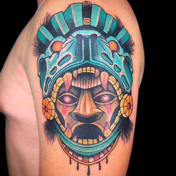 Tatuaje neotradicional en Zaragoza mascara azteca