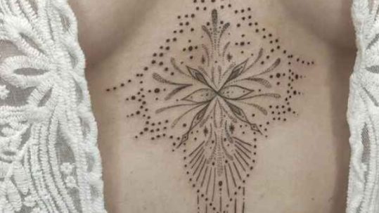 Tatuaje ornamental en Zaragoza Tatuaje ornamental joya pecho Barbarroja Tattoo