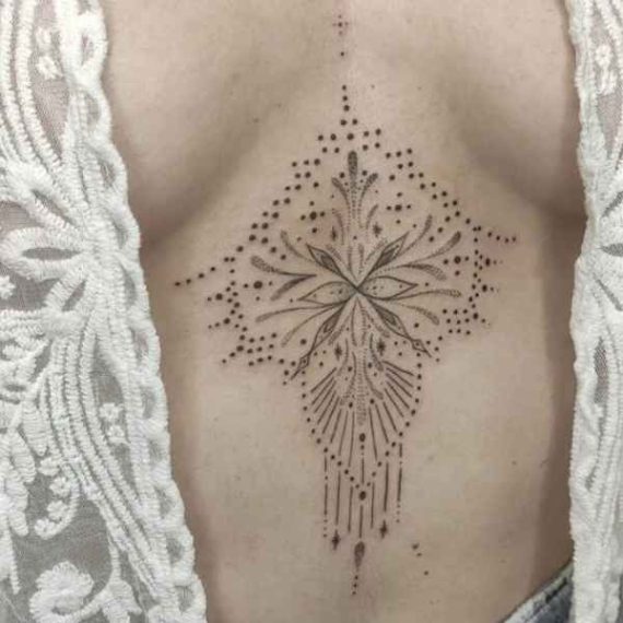 Tatuaje ornamental joya pecho Barbarroja Tattoo