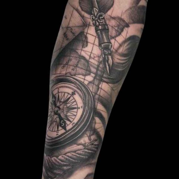 Tatuaje realista en Zaragoza mapa y brujula
