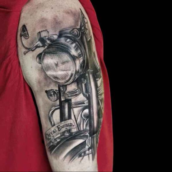 Tatuaje realista en Zaragoza moto Royal Enfield Barbarroja Tattoo