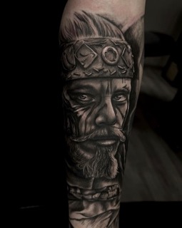 Tatuaje vikingo en zaragoza guerrero en tamaño pequeño