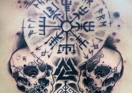 Tatuajes vikingos: el poder y la historia en tu piel tatuaje vikingo en zaragoza vegvisir barbarroja tattoo