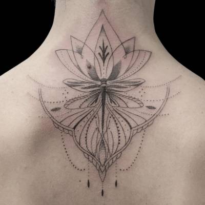 Tatuaje flor de loto con libelula línea fina ornamental estudio de tatuajes en Zaragoza Barbarroja Tattoo