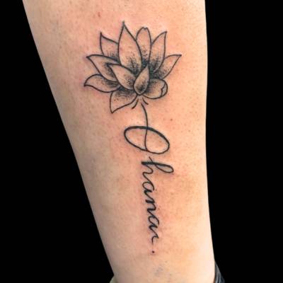 Tatuaje flor de loto con palabra estudio de tatuajes en Zaragoza Barbarroja Tattoo