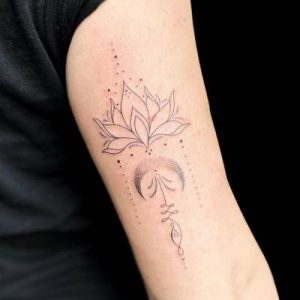 Tatuaje flor de loto en el brazo línea fina ornamentalestudio de tatuajes en Zaragoza Barbarroja Tattoo