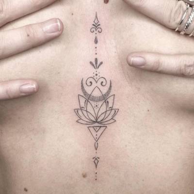 Tatuaje flor de loto en el pecho de línea fina ornamental estudio de tatuajes en Zaragoza Barbarroja Tattoo
