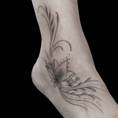 Tatuaje flor de loto en el pie línea fina ornamental estudio de tatuajes en Zaragoza Barbarroja Tattoo