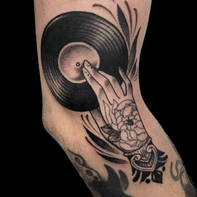Tatuaje flor de loto en mano estudio de tatuajes en Zaragoza Barbarroja Tattoo