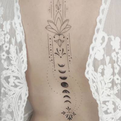 Tatuaje flor de loto espalda línea fina ornamental estudio de tatuajes en Zaragoza Barbarroja Tattoo