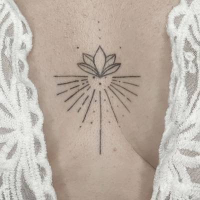 Tatuaje flor de loto línea fina en el pecho estudio de tatuajes en Zaragoza Barbarroja Tattoo