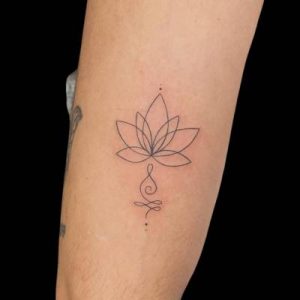 Tatuaje flor de loto línea fina minimalista estudio de tatuajes en Zaragoza Barbarroja Tattoo