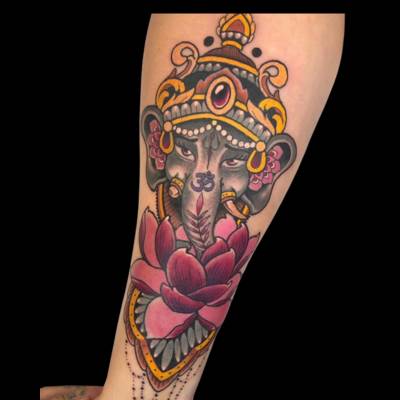 Tatuaje flor de loto tradicional con ganesha estudio de tatuajes en Zaragoza Barbarroja Tattoo
